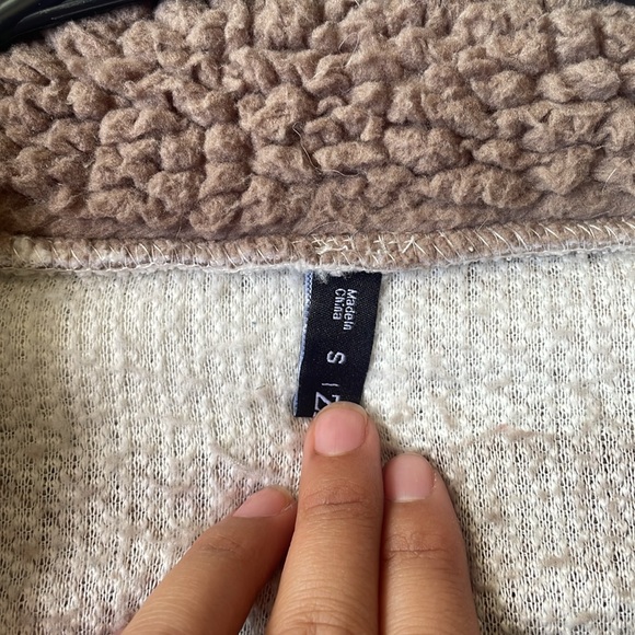 Tan and cream soft fuzzy cropped jacket size small - Picture 4 of 5